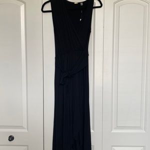 Black sleeveless v neck dress